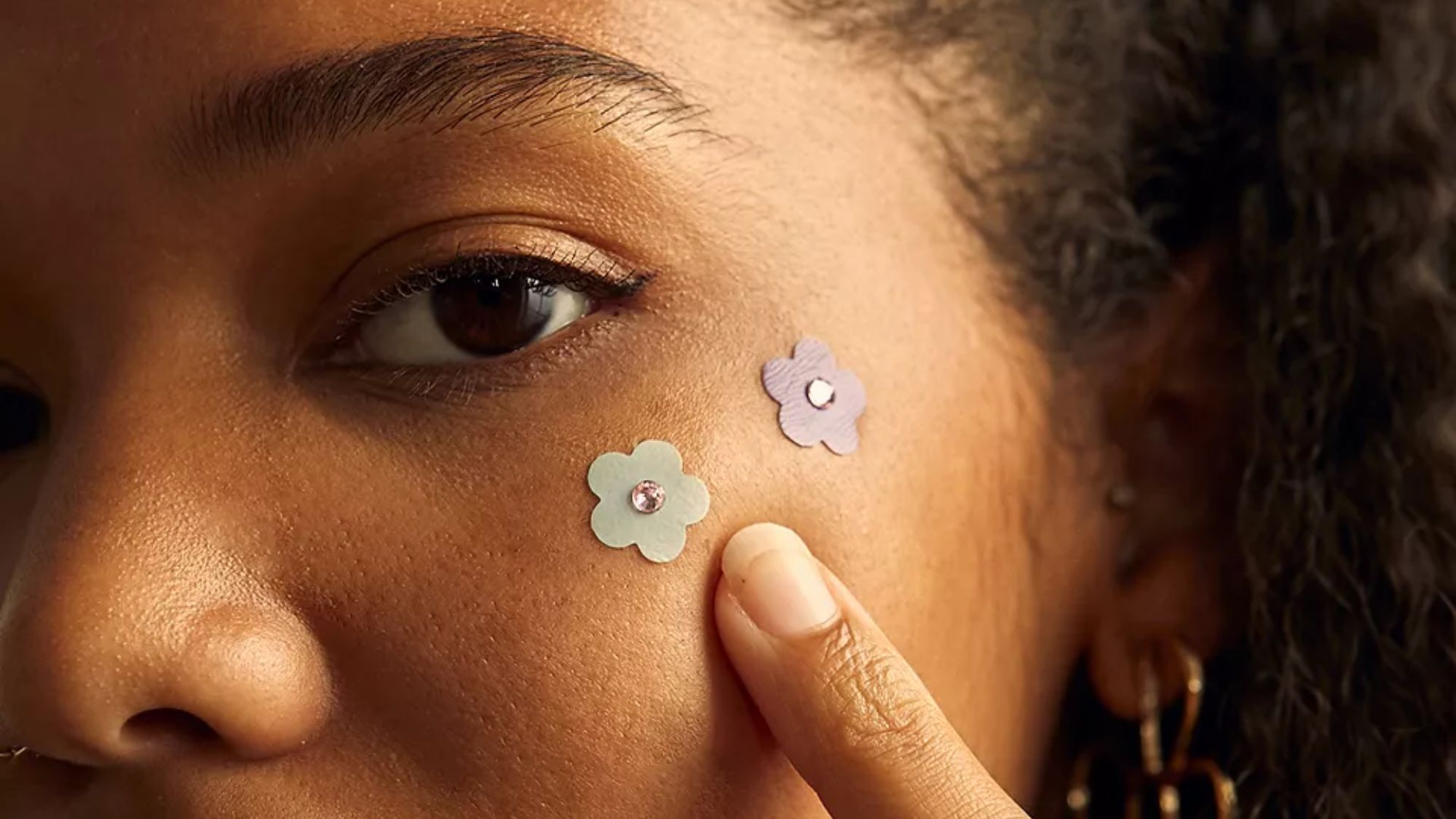 Pickel-Patches – wie wirksam sind Akne-Aufkleber?